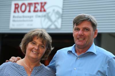 Regina und Christian Stobbe gaben der CDU Wickede die Möglichkeit die Feierlichkeiten auf dem Betriebsgelände der Bedachungsfirma Rotek durchzuführen.