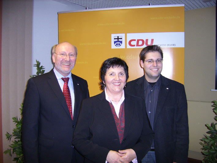 18.13.2009 - 29.01.2009, Nominierung Brgermeister - Nominierung des Bürgermeisterkandidaten für die Kommunalwahl 2009. Am 29. Jan. 2009 / Bürgerhaus Wickede (Ruhr). Bild (v.l.): Manfred Burs (Kreistagskandidat), Eva Irrgang (Landrätin), Thomas Fabri (stv. Kreistagskandidat)