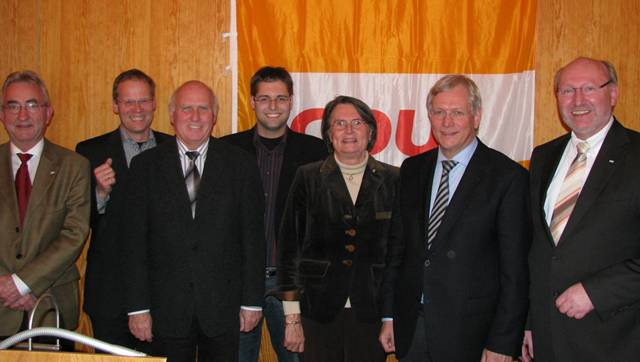 Wickeder freuten sich ber gute Ergebnisse in Siegen: Friedrich Neuhaus, Martin Michalzik, CDU-Fraktionsvorsitzender Hans Regenhardt, Thomas Fabri, Wirtschaftsministerin Christa Thoben, Eckhard Uhlenberg, Manfred Burs