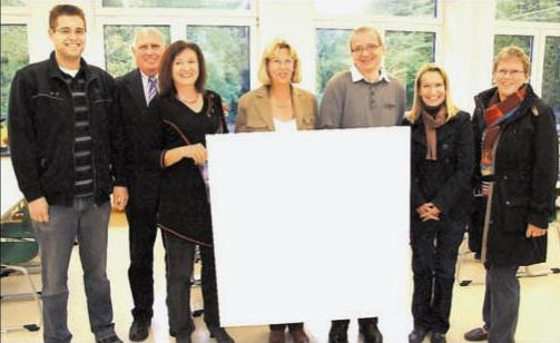 Die CDU-Mitglieder Thomas Fabri, Hans Regenhardt, Kunstlehrerin Karin Horner, Isolde Neuhaus, Konrektor Ingo Laue, Kollegin Christa Weige und stellvertretende Brgermeisterin Gertrud Martin (v.l.) bei der bergabe der Leinwnde. Ein Dankeschn an die CDU 