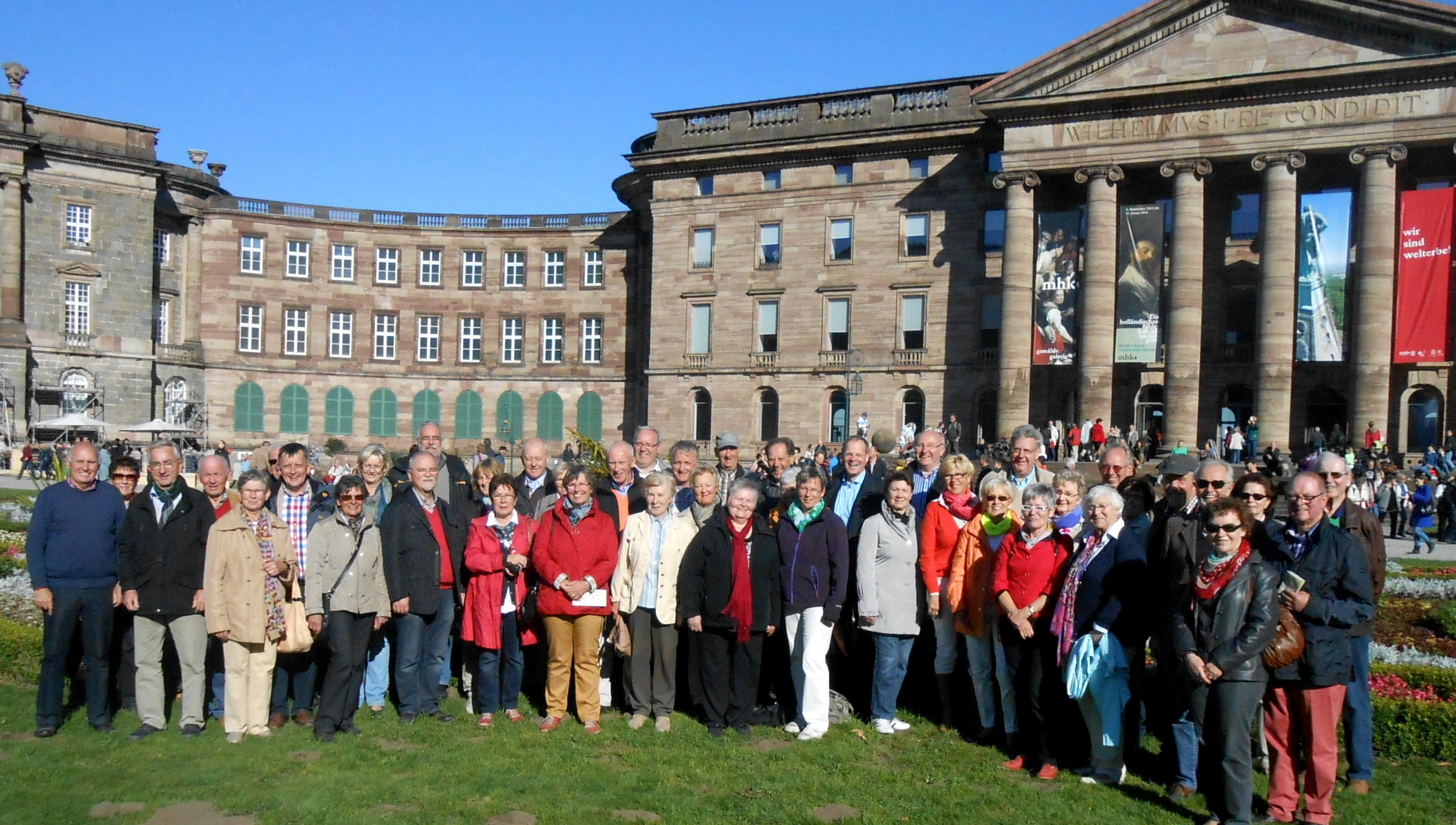 Gruppenbild vor dem Kasseler Schloss Wilhelmshhe