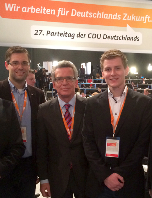 Die Wickeder Thomas Fabri und Jan Wichmann mit Bundesinnenminister Thomas de Maizire