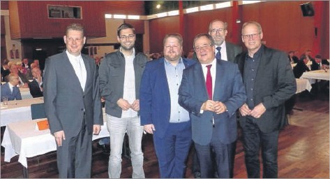 v.r. Brgermeister Dr. Martin Michalzik, Bundestagskandidat Hans-Jrgen Thies, CDU-Landeschef Armin Laschet, Landtagskandidat Heinrich Frieling, Wickedes CDU-Chef Thomas Fabri und der Landtagskandidat im Ostkreis, Jrg Blming. - Foto: Soester Anzeiger