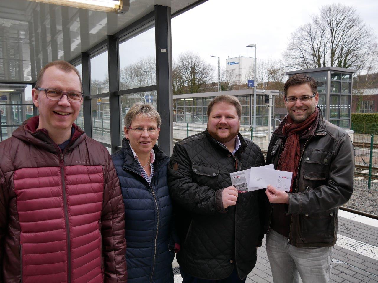 Besichtigung des Wickeder Bahnhofes: v.l. Ausschuss-Vorsitzender Hans-Georg Wirzfeld, stellv. Brgermeisterin Gertrud Martin, MdL Heinrich Frieling und Wickedes CDU-Vorsitzender Thomas Fabri. Foto: Schulte