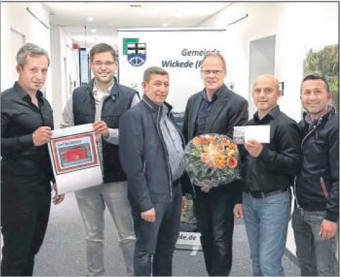 Geldbergabe an die Gemeinde zum Erwerb eines Defibrilators in der Sekundarschule (von links): Ugur Ayverdi, CDU-Vorsitzender Thomas Fabri, Fuat Oguz, Brgermeister Dr. Martin Michalzik, Bnyamin Balaban und Cemil Altinisık.