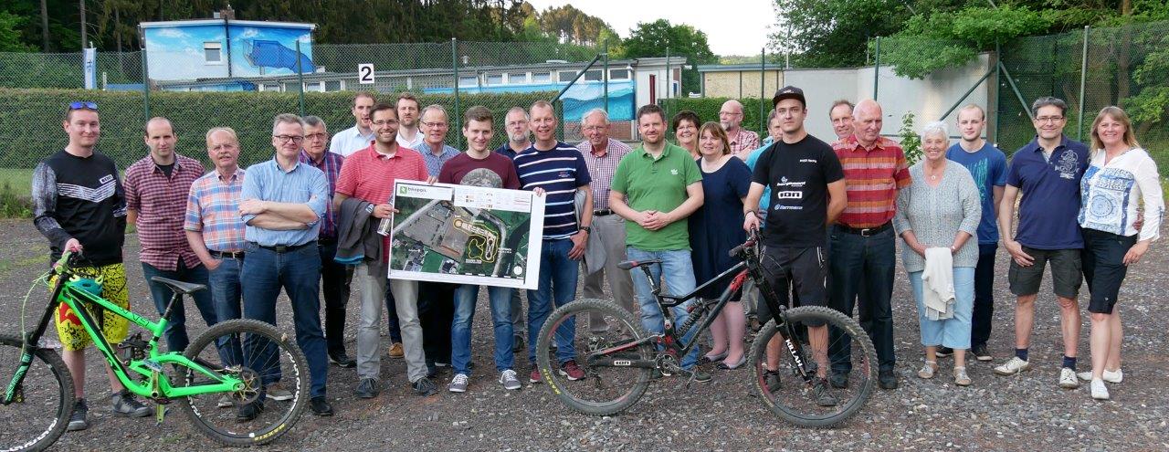 Der CDU-Stammtisch traf sich diesmal auf dem ehemaligen Tennisgelnde am Freibad. Foto: CDU-Wickede (Ruhr)