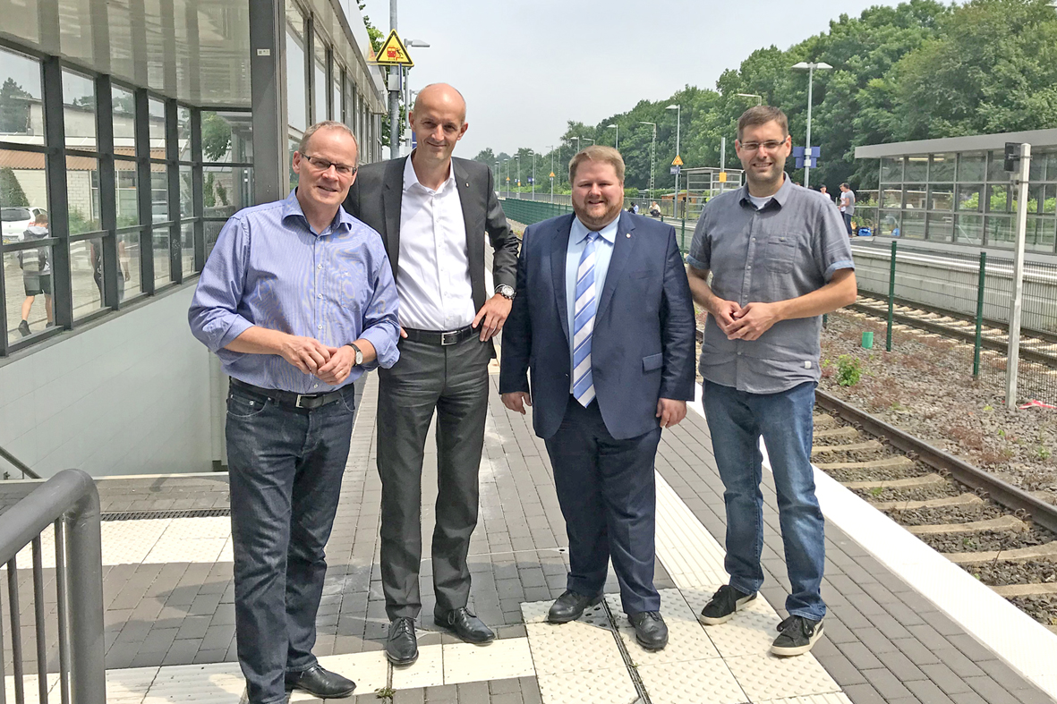 Den Bahnhof in den Blick genommen, um Sauberkeit und Sicherheit zu bewahren: Brgermeister Martin Michalzik, Ralf Fielenbach vom DB-Bahnhofsmanagement, MdL Heinrich Frieling und CDU-Fraktionschef Thomas Fabri