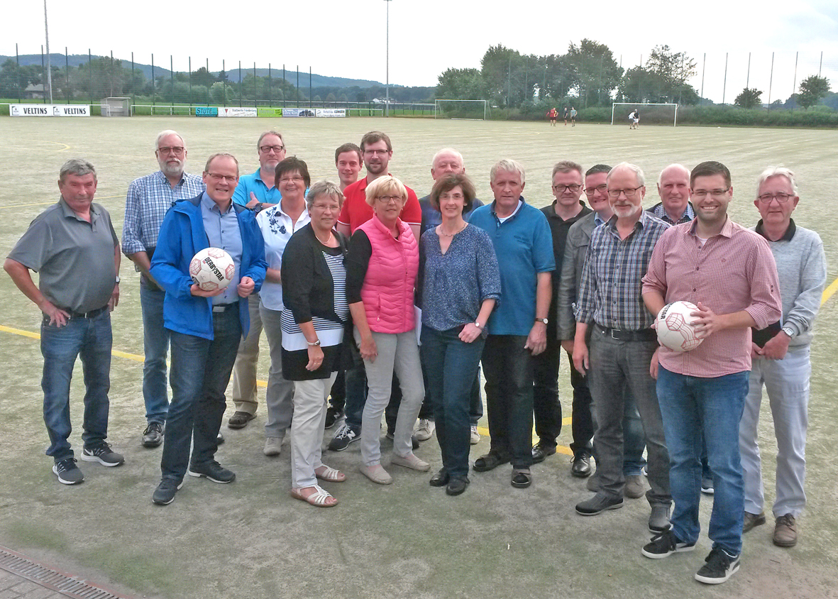 Die CDU-Fraktion auf der Sportanlage im Ohl - Foto: CDU Wickede (Ruhr)